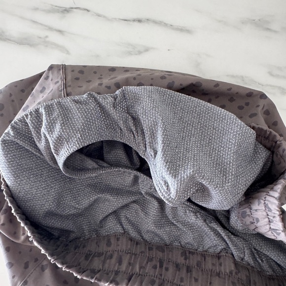 Vuori Clementine 2.5” inch short 2.0 color Chia stucco size small - Picture 6 of 7